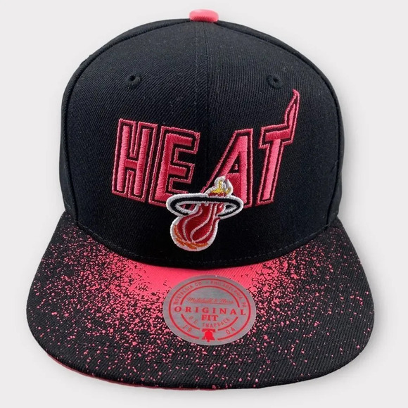 New mitchell & NESS MIAMI HEAT SNAPBACK SPRAY PAINT HAT CAP NBA BLACK RED UNISEX - Picture 1 of 11